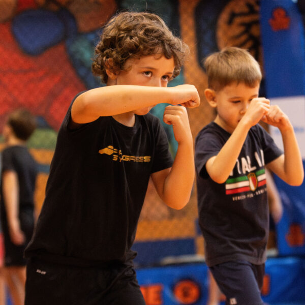 kickboxing dla dzieci – trening rozwijający sprawność i koordynację ruchową